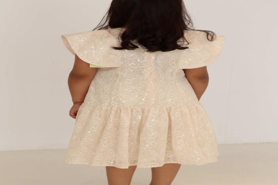 صورة فستان بيج تل بفينكه صغبره على الصدر